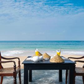 Red Parrot Beach Villa with privat swimming pool, hotel a Ambalangoda
