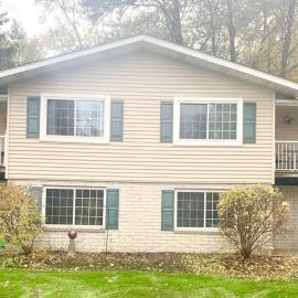 The House Hotels - 4 Beds, huge yard, secluded, and central!, hotel em Akron