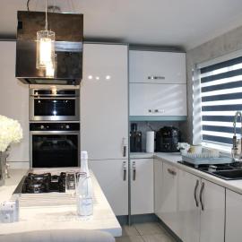 Stylish 4-Bedroom House near NEC/BHX, hotelli kohteessa Solihull