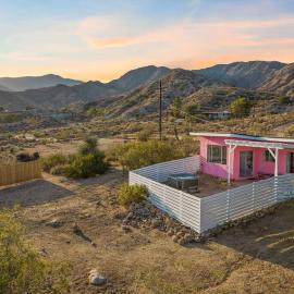 Lil Pink - Million Dollar Views on 2 acres!, hotel in Morongo Valley