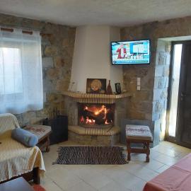 Stymfalia stone house، فندق في Dhríza