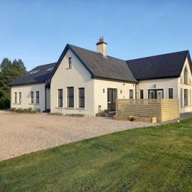 Kilskeery Lodge, modern country house with hot tub, hotel sa Kilskeery