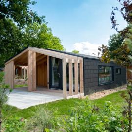 Chalet Panorama near Efteling - with garden and swimmingpool Europarcs, hotel in Kaatsheuvel
