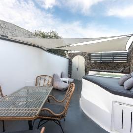 Sun Naam Home Santorini with heated jacuzzi