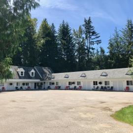 Pines Motel، فندق في سيكاموس