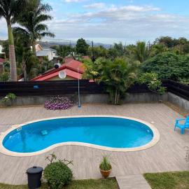 Villa avec piscine au centre de la rivière