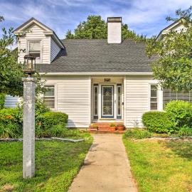 Walk to Beach: Maine Home w/ Hot Tub & Deck!, hotel in Old Orchard Beach