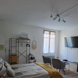 Studio de charme, hotel in Saint-Maixent-lʼÉcole
