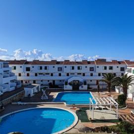 South TENERIFE 2 bedrooms with SUNNY TERRACE and AMAZING VIEWS to TEIDE and POOL, hotel in Costa Del Silencio