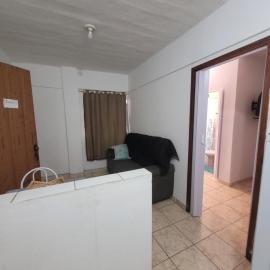 Ótimo Quarto e Sala mobiliado em itapoa., hotel in Vila Velha