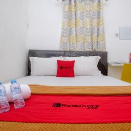 RedDoorz near Politeknik Manado, hotel in Paniki