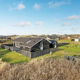 Amazing Home In Løkken With Kitchen, hotel in Løkken