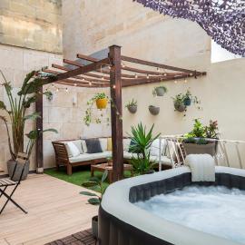 Pearl Pad - Stylish Seaside Duplex Apartment with HOT TUB - Sliema