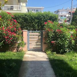 Renovated apartment with garden and parking space, hotell i Perea