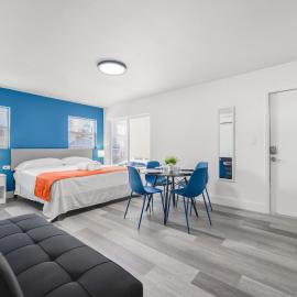 Beachfront Getaway Studio with Parking - M21