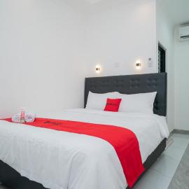 RedDoorz near Stasiun Senen