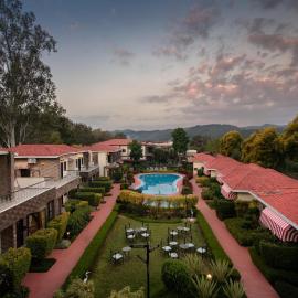 Country Inn Tarika Riverside Resort Jim Corbett, готель у місті Garjia