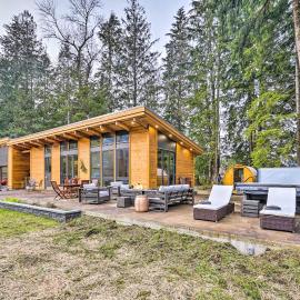 Heated Swim Spa! 15-Acre Cabin on Skykomish River