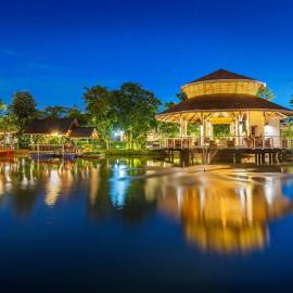 Boat House Boutique Riverside, Hotel in Nakhon Chai Si