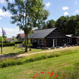 Little Creek - Lodges in het natuurgebied, хотел в Ренесе