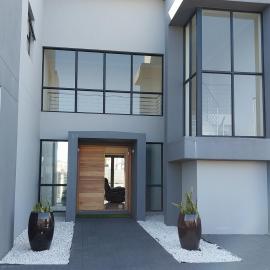 LND GUEST HOUSE, hotelli Bloubergstrandissa