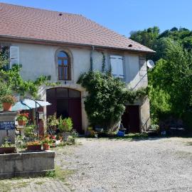Spacious apartment in old farm close to Lac de Vouglans, hotel u gradu La Tour-du-Meix