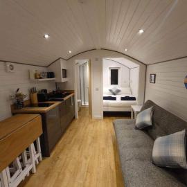 Loch Shiel Luxury Pod، فندق في أكاريكيل