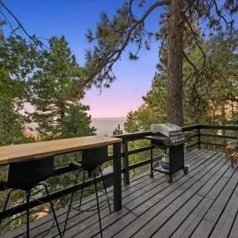 Updated Mountain Cabin Retreat with 180 views off Deck and Balcony