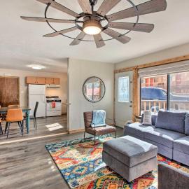 Walk to Main St & Riverfront Trail: Mtn-View Condo، فندق في ريد ريفر