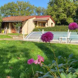 Gîte du Gué Maraud، فندق في Magny-Lormes