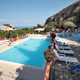 Bleu Village, hotel i Meta