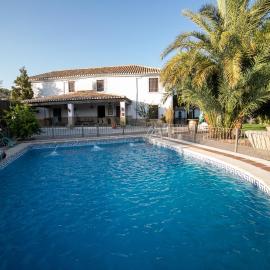 Cortijo El Segador y El Capricho, hotelli kohteessa Almedinilla