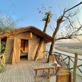 Happy Lemon Tree lodge, hotel i Sauraha