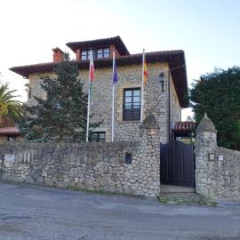 Posada San Tirso, hotel v destinaci Toñanes