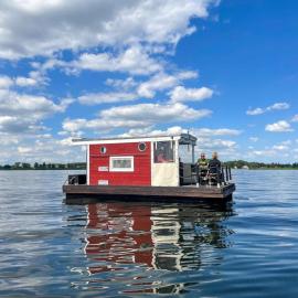 Hausfloßvermietung auf der Peene am Kummerower See in Mecklenburg Vorpommern 15 PS, hotel em Dargun