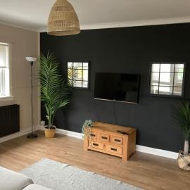 Budget friendly apartment with stairs Near Glasgow airport and Loch Lomond, hotel in Clydebank