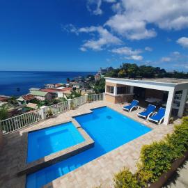 Lovely 2 Bedroom Apartment with shared pool, hotel u gradu 'Roseau'