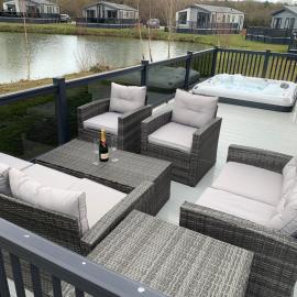 Bay Tree Lodge: Lakeside lodge w/hot tub & cinema surround sound