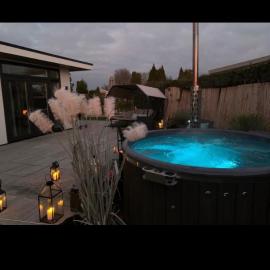 Luxus Chalet „WASSERBLICK“, hotelli kohteessa Lathum
