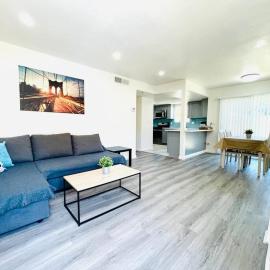 Luxury home near Disney land. Entire place!، فندق في اورانج