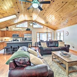 Pet-Friendly Cabin in Pinetop-Lakeside!, hotel in Pinetop-Lakeside