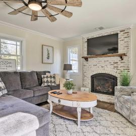 Mattituck Home w/ Fireplaces - Near Wineries、マッティタックのホテル