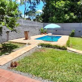 Karina House, hotel in Jardín América