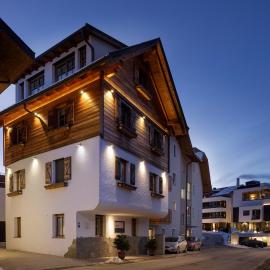 Chalet Tyrolian Apartments - by Familiaris - Pools 500 meters, hotel in Olang