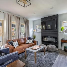 The Akron Retreat: Modern 3-Bedroom Oasis, hotel en Akron