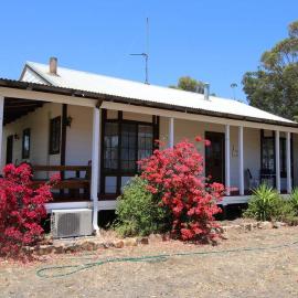 Daisy Cottage located on Buckland Estate, hotel i Irishtown