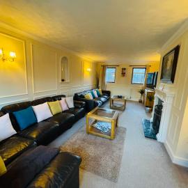 Super King Bed Suite, 5 double beds, WiFi, free off road parking 8 cars