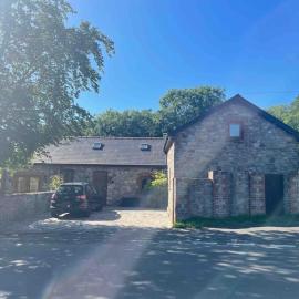 The Barn, hotel in Ammanford