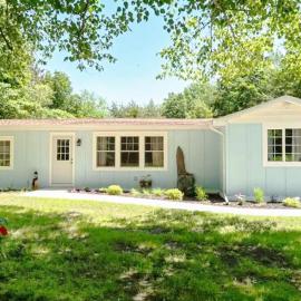 Little Blue Cottage: a wooded getaway near beaches and towns, hotel in Benton Harbor