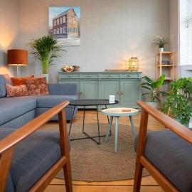 Sfeervol verblijf in oude gemeentehuis Eenrum., hotel a Eenrum
